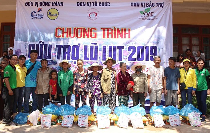 CLB thiện nguyện Nét bút xanh miền Trung trao quà cho người dân xã Dâ Hóa, huyện Minh Hóa.
