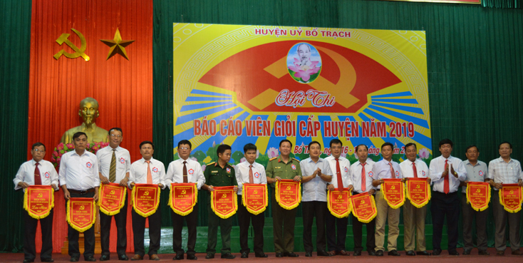 Lãnh đạo huyện Bố Trạch tặng cờ lưu niệm cho các báo cáo viên tham gia hội thi.