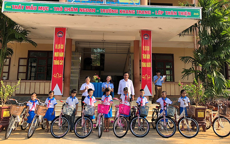 Lãnh đạo Tỉnh đoàn trao tặng xe đạp cho học sinh Trường tiểu học số 1 Xuân Trạch