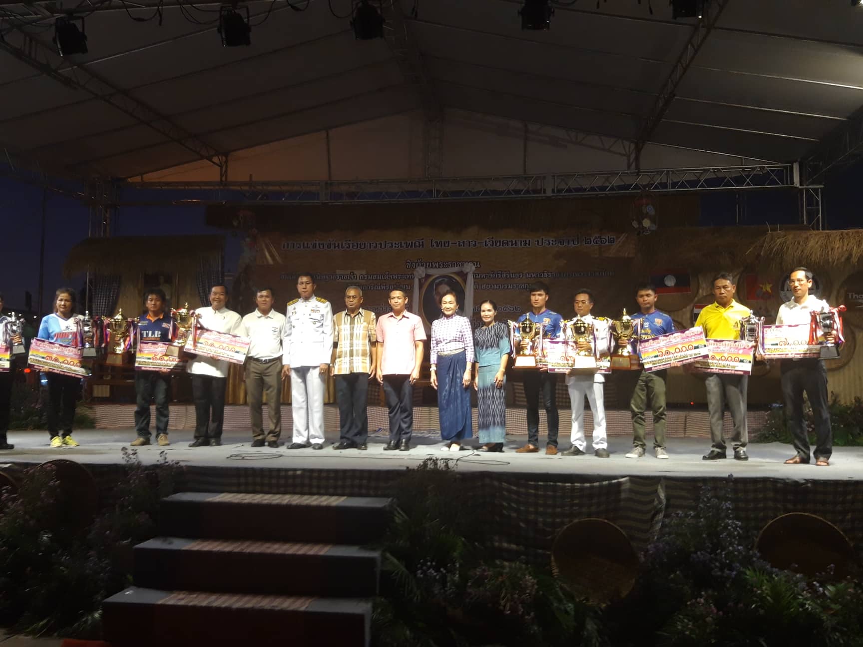 Ban tổ chức trao giải cho các đội đua thuyền đạt thành tích cao tại giải. (Đại diện đội đua tỉnh Quảng Bình ngoài cùng bên phải).