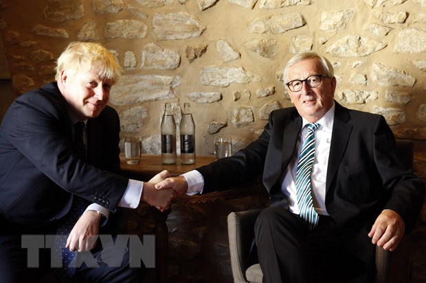 Thủ tướng Anh Boris Johnson (trái) trong cuộc gặp Chủ tịch Ủy ban châu Âu Jean-Claude Juncker tại Luxembourg ngày 16-9-2019. (Nguồn: AFP/TTXVN)