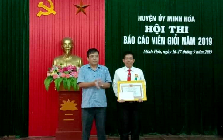 Đồng chí Đoàn Ngọc Lâm, Bí thư Huyện ủy trao giải nhất cho thí sinh tham dự hội thi.