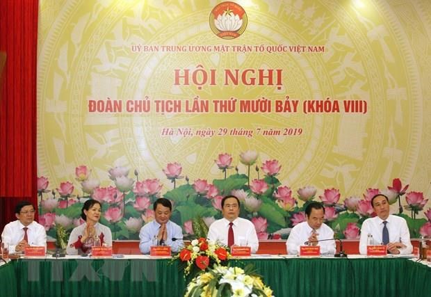 Đoàn Chủ tịch hội nghị của Ủy ban Trung ương Mặt trận Tổ quốc Việt Nam tại hội nghị lần thứ 17, khóa VIII. (Ảnh: Nguyễn Dân/TTXVN)