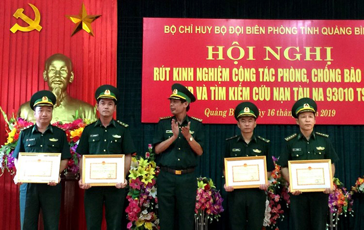 Đại tá Lê Văn Tiến, Chính ủy BĐBP Quảng Bình trao tặng giấy khen cho các tập thể có thành tích. Ảnh: Hoài Nam