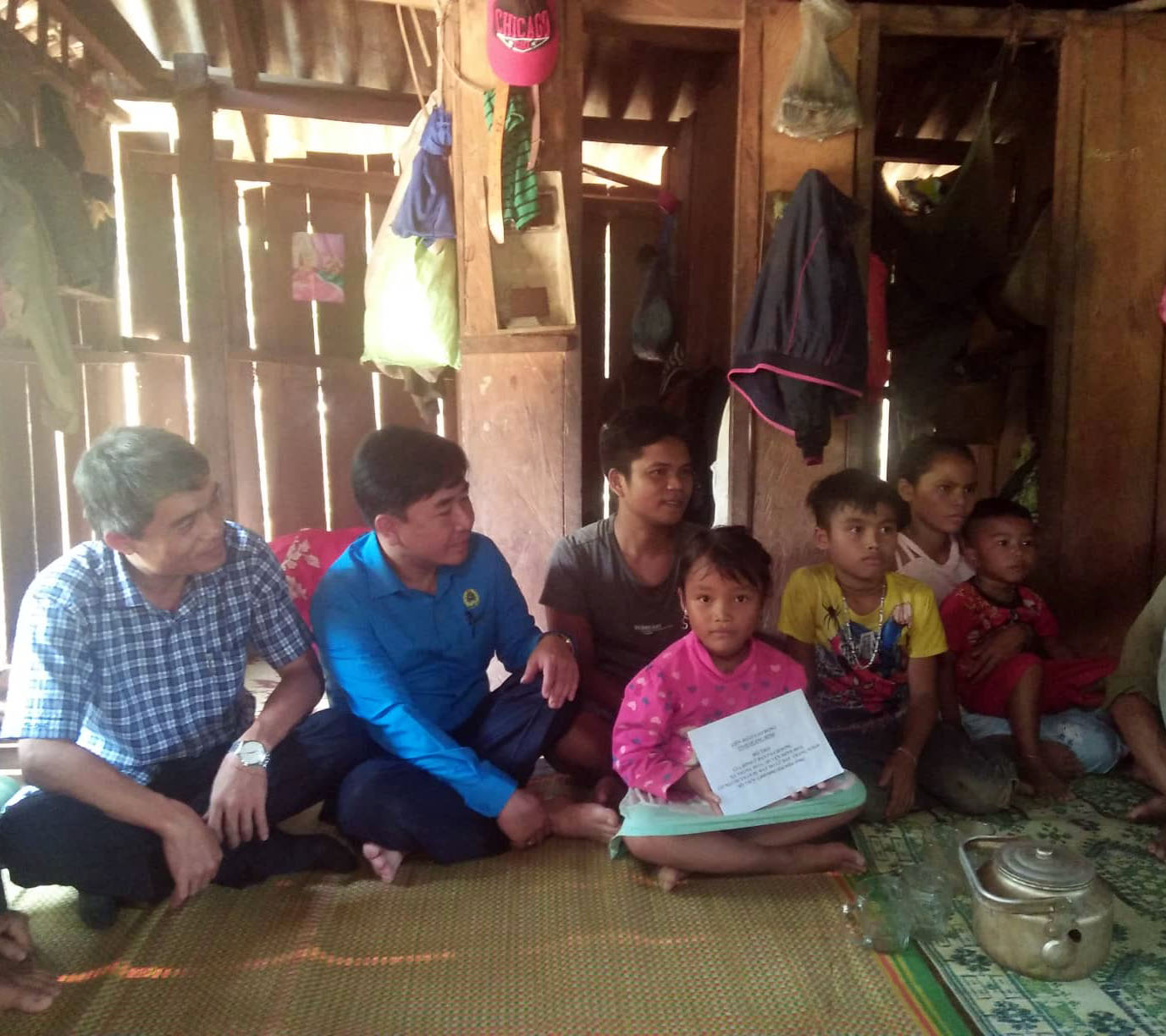 Lãnh đạo LĐLĐ tỉnh trao tiền hỗ trợ cho gia đình chị Hồ Thị Chăn bị lũ cuốn trôi ở bản Pa Choong, Trọng Hóa, Minh Hóa