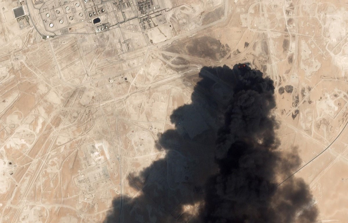 Trong ảnh (hình ảnh phát qua vệ tinh): Cơ sở hạ tầng một nhà máy lọc dầu của Saudi Arabia ở Abqaig bị phá hủy sau vụ tấn công bằng máy bay không người lái, ngày 14-9-2019. (Nguồn: AFP/TTXVN)