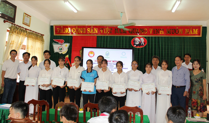 Tổ chức Vòng tay Thái Bình và Hội Khuyến học tỉnh trao học bổng “Tiếp sức đến trường” cho học sinh đầu năm học mới 2019-2020.  