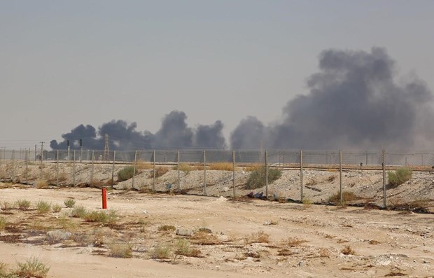 Khói bốc lên từ cơ sở lọc dầu của Aramco tại Abqaiq, Saudi Arabia, sau vụ tấn công ngày 14-9. (Ảnh: AFP/ TTXVN)