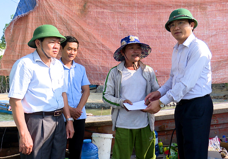Đồng chí Bí thư Thị ủy Ba Đồn Trương An Ninh trao quà hỗ trợ ngư dân có tàu cá bị cháy.