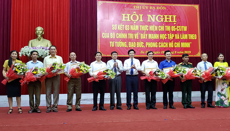 Đồng chí Trương An Ninh, Ủy viên Ban Thường vụ Tỉnh ủy, Bí thư Thị ủy Ba Đồn trao giấy khen cho các tập thể đạt thành tích xuất sắc trong 3 năm thực hiện chỉ thị 05-CT/TW.