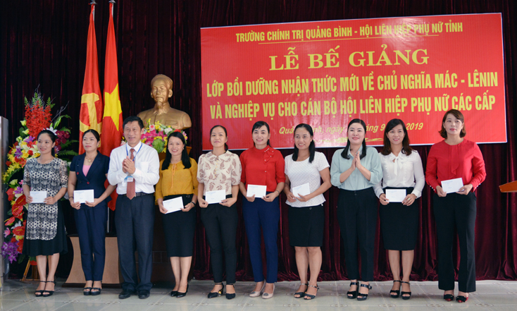 Đại diện lãnh đạo hai đơn vị phối hợp trao thưởng cho 8 học viên đạt thành tích xuất sắc.