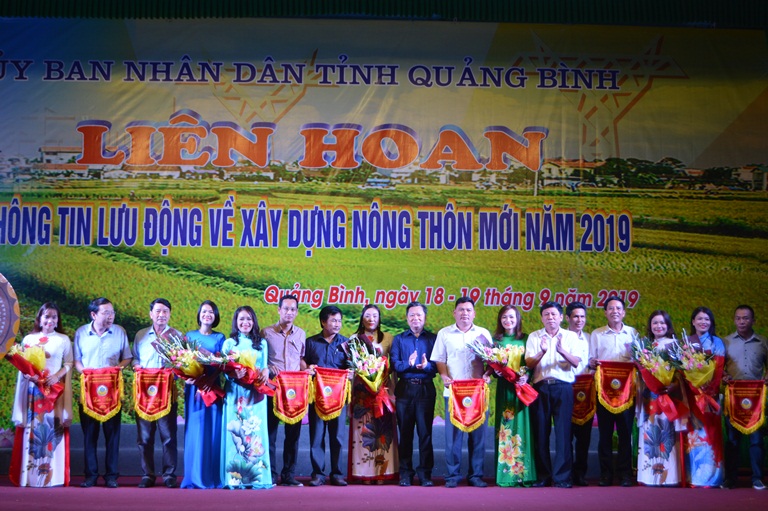 Đồng chí Phó Chủ tịch UBND tỉnh Nguyễn Tiến Hoàng và Giám đốc Sở Thông tin tặng hoa và cờ lưu niệm cho các đội thi và Truyền thông Hoàng Việt Hùng  