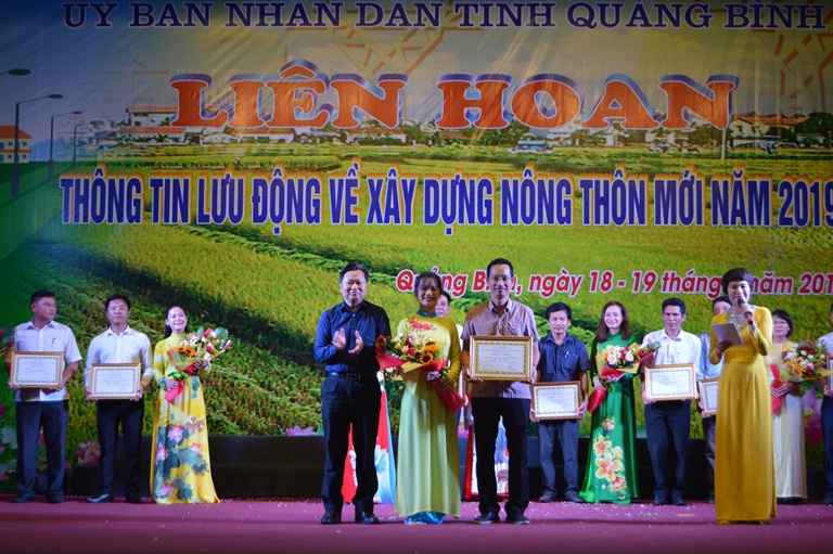 Đồng chí Phó Chủ tịch UBND tỉnh Nguyễn Tiến Hoàng trao giải nhất cho đội TP.Đồng Hới
