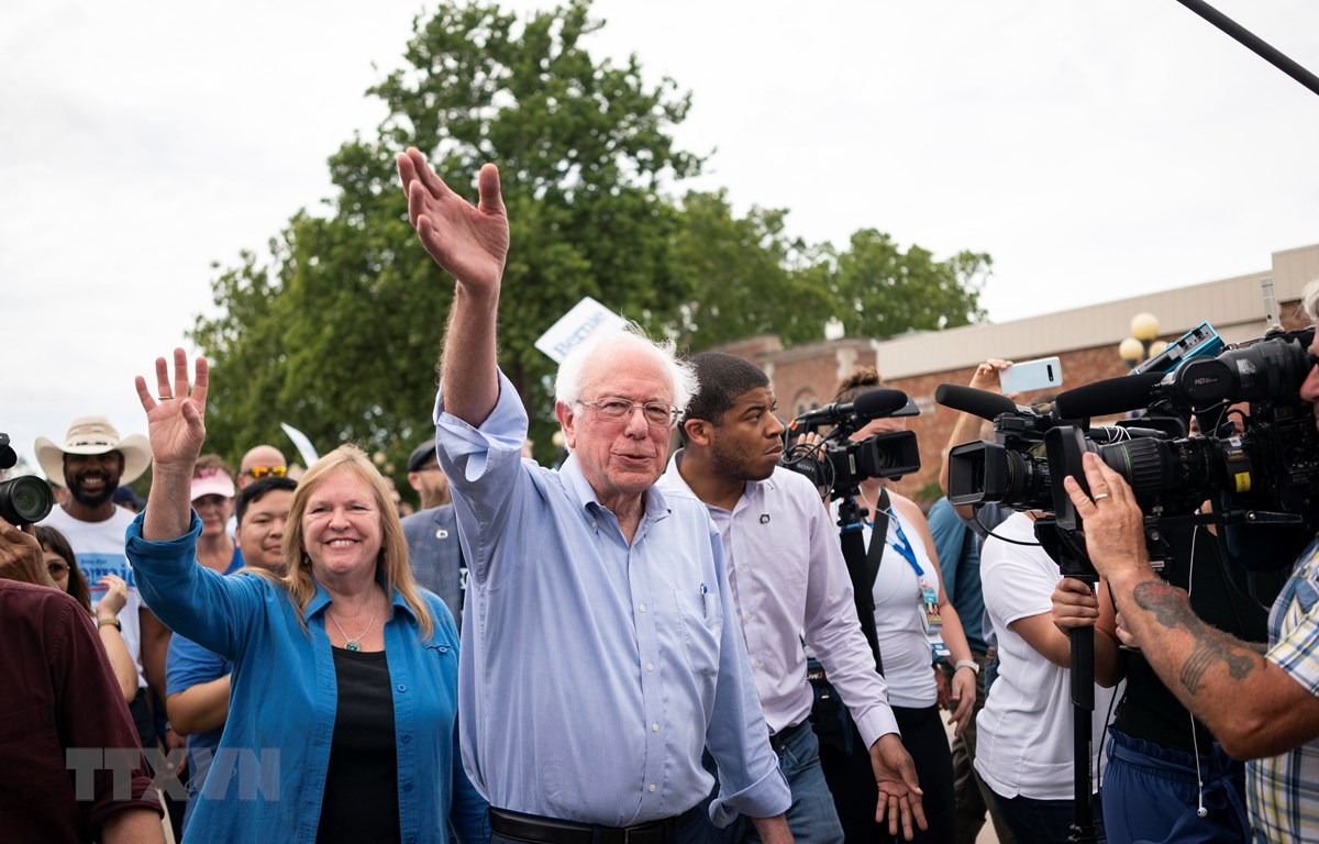 Ứng cử viên Bernie Sanders vẫy chào những người ủng hộ tại Des Moines, bang Iowa, Mỹ, ngày 11-8. (Ảnh: AFP/TTXVN)