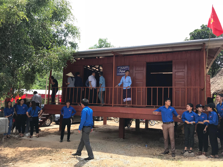 Đồng bào dân tộc thiểu số nghèo xã Dân Hóa, huyện Minh Hóa được Ủy ban MTTQVN tỉnh hỗ trợ xây dựng mới nhà ở kiên cố