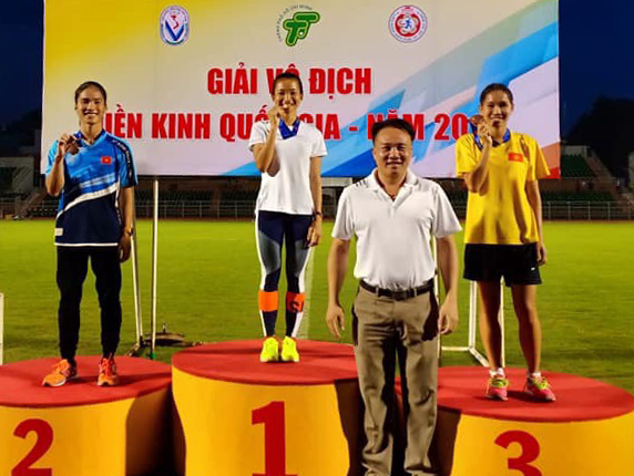 VĐV Nguyễn Thị Hương (ngoài cùng bên trái) giành HCB nội dung 3.000m vượt chướng ngại vật.