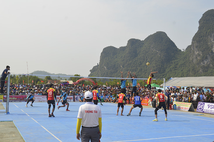Các sự kiện thể thao tổ chức ở cơ sở thường thu hút rất đông khán giả đến sân xem, cổ vũ.