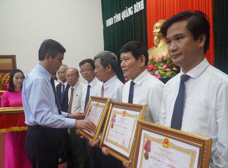 Thừa ủy quyền của Chủ tịch nước đồng chí Trần Thắng, Phó Bí thư Thường trực Tỉnh ủy trao Huân chương Lao động (hạng Nhất, hạng Nhì và hạng Ba) cho 8 tập thể.