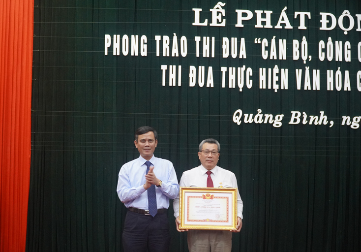Trao danh hiệu Chiến sỹ thi đua toàn quốc cho tiến sỹ Trần Ngọc, Trường đại học Quảng Bình.