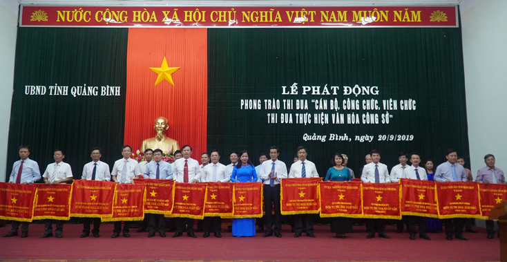 Đồng chí Trần Công Thuật, Phó Bí thư Tỉnh ủy, Chủ tịch UBND tỉnh, Trưởng đoàn Đại biểu Quốc hội tỉnh trao cờ thi đua cho 25 đơn vị có thành tích xuất sắc trong năm 2018.