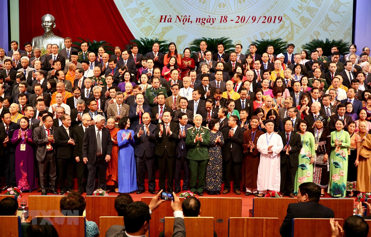 Thủ tướng Nguyễn Xuân Phúc cùng các đồng chí lãnh đạo Đảng, Nhà nước với các Ủy viên Ủy ban Trung ương Mặt trận Tổ quốc Việt Nam khóa IX. (Ảnh: TTXVN)
