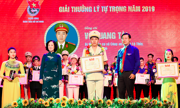 Anh Võ Quang Tài nhận giải thưởng Lý Tự Trọng năm 2019.