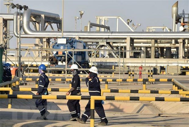 Nhân viên làm việc tại nhà máy lọc dầu Abqaiq của tập đoàn dầu khí Saudi Aramco ngày 20-9. (Ảnh: AFP/TTXVN)