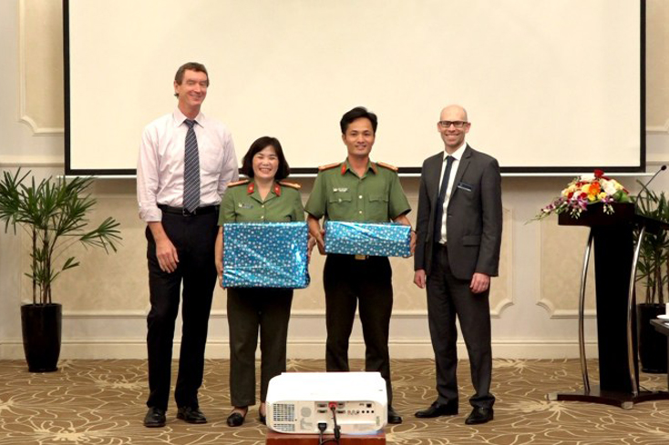  Đại sứ quán Australia tại Việt Nam và Tổ chức Di cư quốc tế IOM tại Việt Nam tặng quà cho Phòng Quản lý xuất nhập cảnh Công an Quảng Bình trong việc phối hợp tuyên truyền.