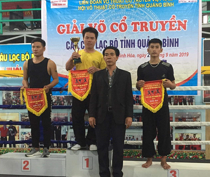 Ông Trần Đình Nghĩ, Chủ tịch Hội võ thuật cổ truyền tỉnh Quảng Bình trao giải toàn đoàn cho các CLB.
