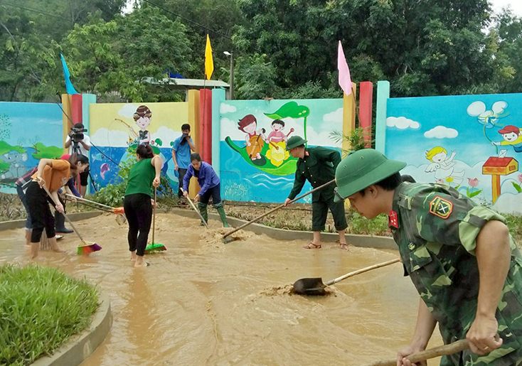Cán bộ, chiến sỹ LLVT huyện Bố Trạch giúp các trường học trên địa bàn khắc phục hậu quả mưa lũ đầu tháng 9-2019.   