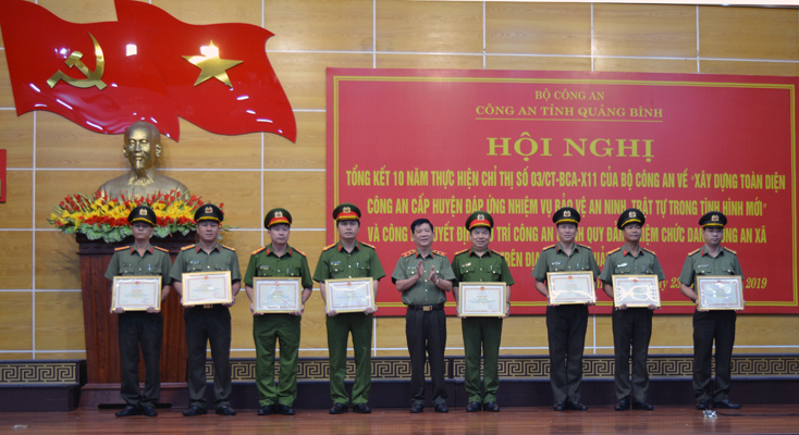 Trung tướng Nguyễn Văn Sơn, Thứ trưởng Bộ Công an trao bằng khen của Bộ trưởng Bộ Công an cho các tập thể và cá nhân có thành tích xuất sắc trong thực hiện Chỉ thị số 03 và 50 năm thực hiện Di chúc của Chủ tịch Hồ Chí Minh.