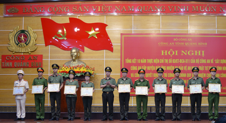 Đại tá Trần Hải Quân, Giám đốc Công an tỉnh tặng giấy khen cho các tập thể và cá nhân đạt thành tích xuất sắc trong thực hiện Chỉ thị số 03 của Bộ Công an.