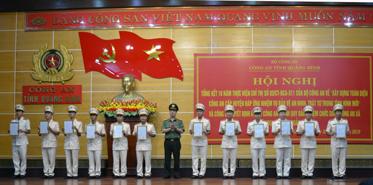 Đại tá Trần Hải Quân, Giám đốc Công an tỉnh trao quyết định bố trí Công an chính quy đảm nhiệm chức danh Công an xã trên địa bàn tỉnh. 