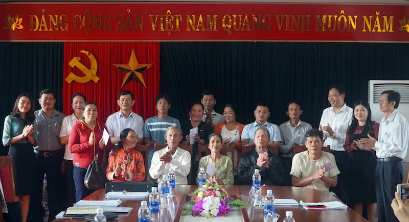 Đồng chí Nguyễn Ngọc Phương và các đại biểu trao quà cho người có công