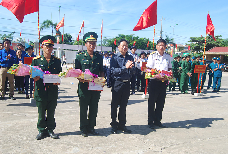 Đồng chí Phó Chủ tịch UBND tỉnh Nguyễn Tiến Hoàng tặng quà cho cho đại diện các đơn vị nhận quân tại thị xã Ba Đồn.