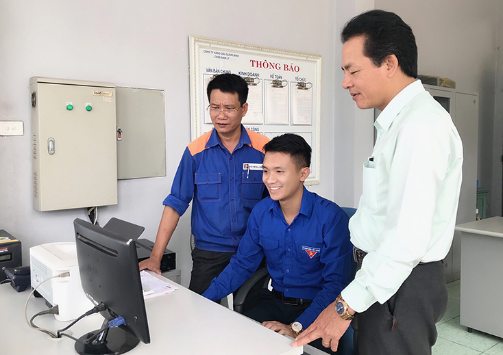 Với phần mềm “Quản lý khách hàng sử dụng gas-bảo hiểm”, anh Lê Vũ Trân (người ngồi) đã làm lợi cho Công ty Xăng dầu Quảng Bình hàng trăm triệu đồng mỗi năm. 