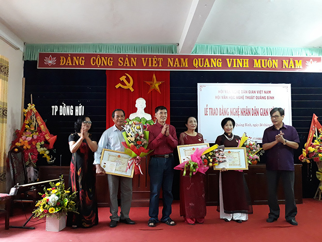 Các nghệ nhân nhận bằng công nhận danh hiệu Nghệ nhân dân gian Việt Nam tại buổi lễ 