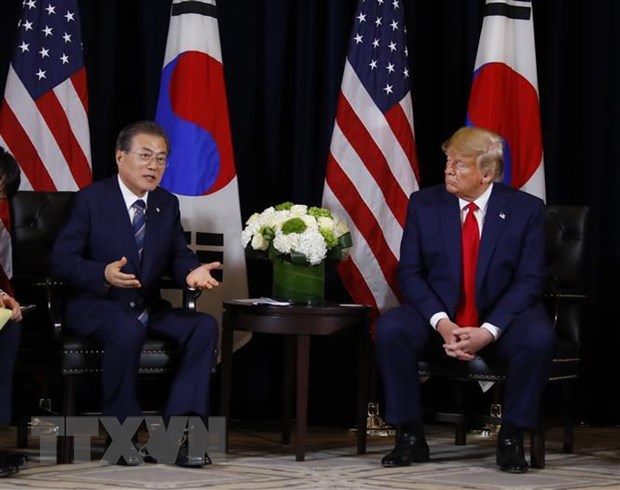 Tổng thống Mỹ Donald Trump (phải) và Tổng thống Hàn Quốc Moon Jae-in trong cuộc gặp tại New York, Mỹ, ngày 23-9. (Ảnh: Yonhap/TTXVN)