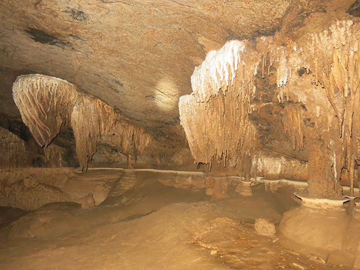 Hệ thống thạch nhũ trong hang Văn Công rất lộng lẫy 