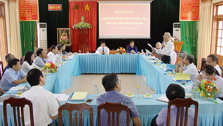 Các đại biểu tham gia đóng góp ý kiến quan trọng cho đợt tái bản lịch sử Đảng bộ huyện cả về nội dung và hình thức trình bày.