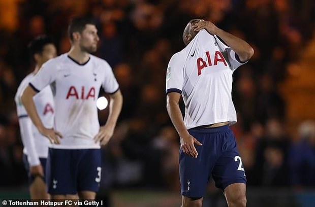 Tottenham dừng bước ở League Cup.