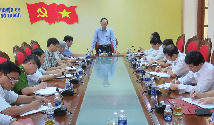 Đồng chí Bí thư Tỉnh ủy Hoàng Đăng Quang tại buổi làm việc với Ban Thường vụ Huyện ủy Bố Trạch với nội dung liên quan đến việc xử lý cán bộ sai phạm tại xã Hoàn Trạch theo Quy định 01.