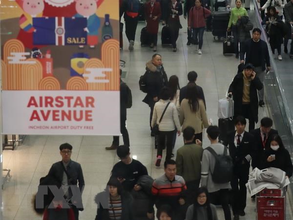 Hành khách tại sân bay Incheon, phía tây Seoul, Hàn Quốc, ngày 31-1-2019. (Ảnh: Yonhap/ TTXVN)
