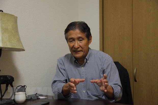 Giáo sư Daisuke Hosokawa của Đại học Kinh tế Osaka trả lời phỏng vấn. (Ảnh: Đào Tùng/TTXVN)