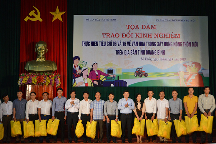 Lãnh đạo Sở VH-TT và huyện Lệ Thủy các thiết bị văn hóa, thể thao thuộc Dự án nâng cao chất lượng đời sống văn hóa người dân NTM cho 20 xã trên địa bàn tỉnh.