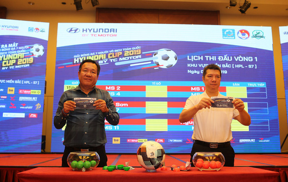 HLV Hoàng Văn Phúc và nhà báo Vũ Quang Huy bốc thăm xếp lịch thi đấu Giải bóng đá phong trào HPL 2019 - Ảnh: NAM KHÁNH