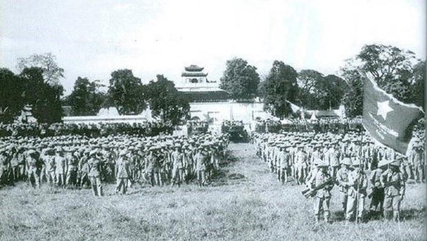  Lễ chào cờ chiều 10-10-1954 tại sân Đoan Môn (Hoàng thành Thăng Long) do Ủy ban Quân chính thành phố tổ chức.