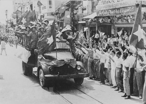  Sáng 10-10-1954, bộ đội từ các cửa ô tiến về tiếp quản Thủ đô, kết thúc 9 năm trường kỳ kháng chiến chống Pháp. (Ảnh: Tư liệu TTXVN)