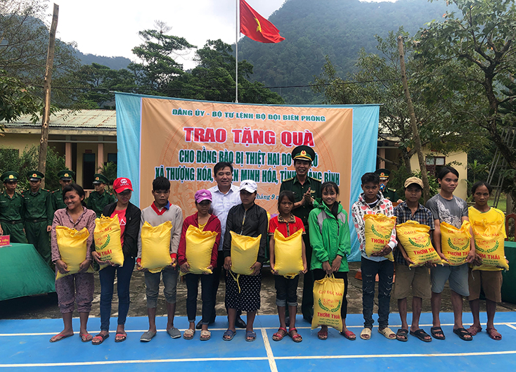 Đ/c Bí thư huyện ủy Minh Hóa và Chính ủy BĐBP tỉnh trao tặng 10 tấn gạo cho bà con đồng bào Rục 