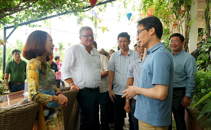 Phó Thủ tướng Vũ Đức Đam đến thăm cơ sở Phong Nha Farmstay của vợ chồng anh Benjamin Joseph Mitchell và chị Lê Thị Bích.